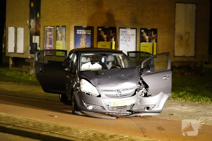 Auto zwaarbeschadigd na botsing met brugpijler