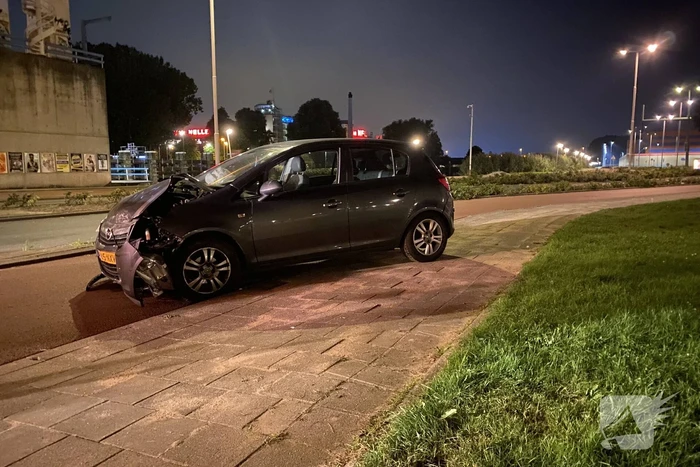 Auto zwaarbeschadigd na botsing met brugpijler