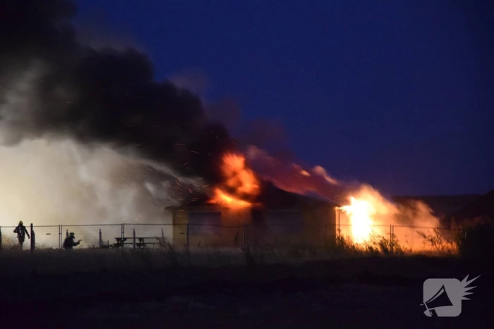 Uitslaande brand in bouwkeet
