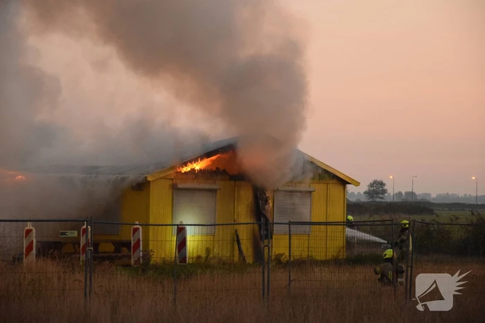 Uitslaande brand in bouwkeet