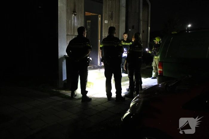 Brandstichting voor deur van woning