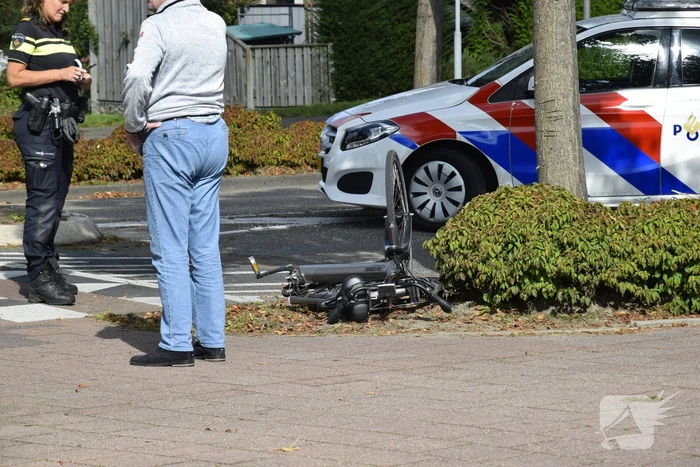 Oude vrouw valt van fiets af