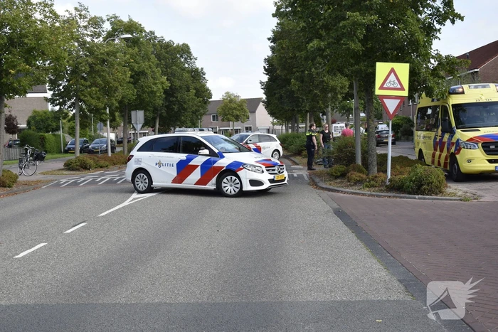 Oude vrouw valt van fiets af