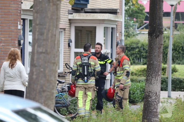 Brandweer blust brand in slaapkamer