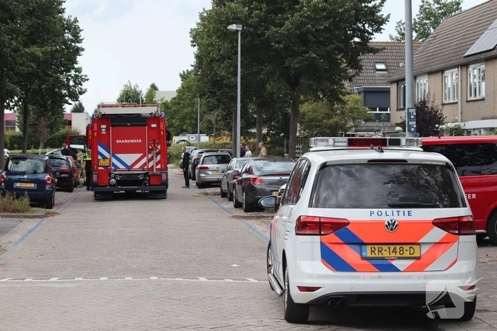 Brandweer blust brand in slaapkamer