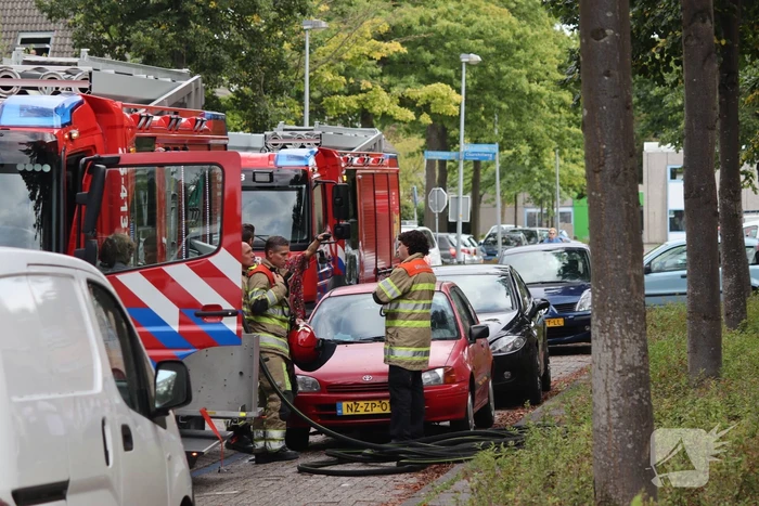 Brandweer blust brand in slaapkamer