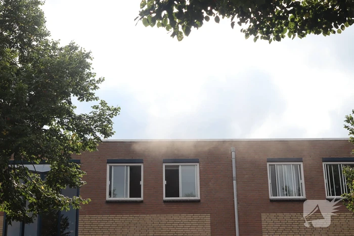 Brandweer blust brand in slaapkamer