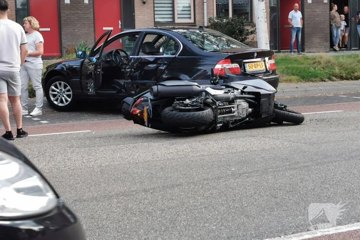 Auto komt in botsing met motor