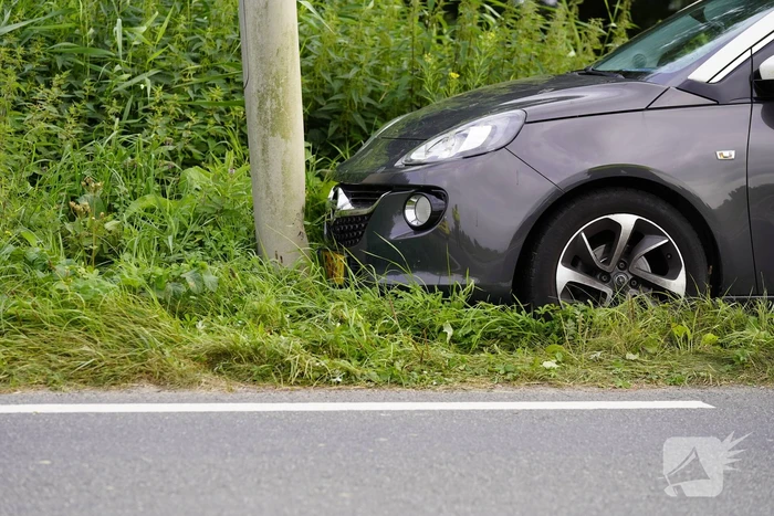 Vrouw rijdt tegen lantaarnpaal aan