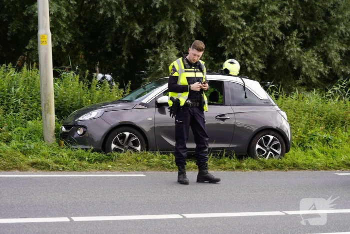 Vrouw rijdt tegen lantaarnpaal aan
