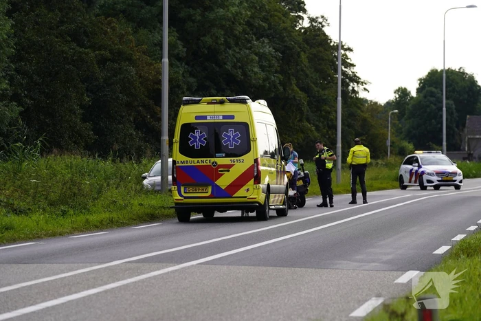 Vrouw rijdt tegen lantaarnpaal aan