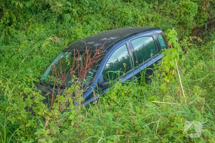 Bestuurder rijdt met voertuig in berm