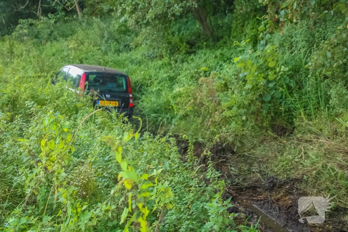 Bestuurder rijdt met voertuig in berm