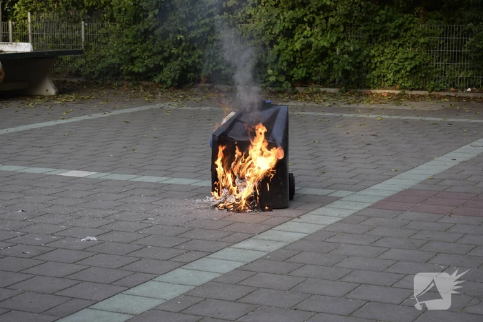 Personen stichten brand in container en rennen weg