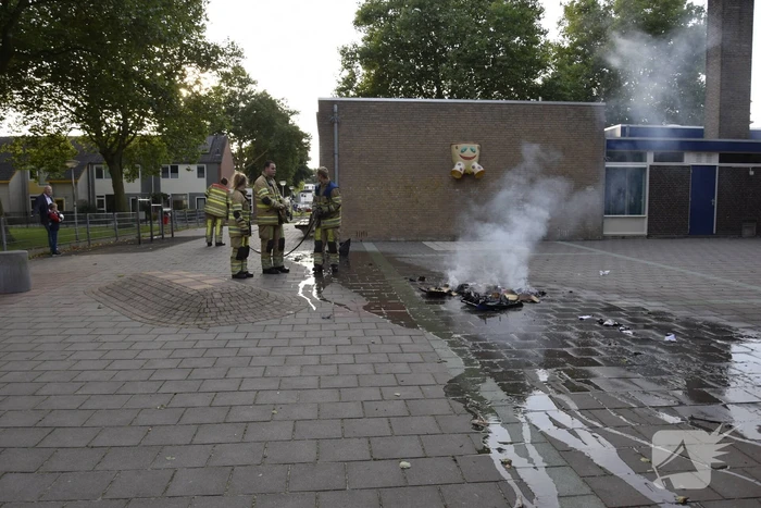 Personen stichten brand in container en rennen weg