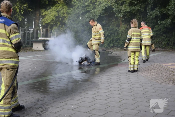 Personen stichten brand in container en rennen weg