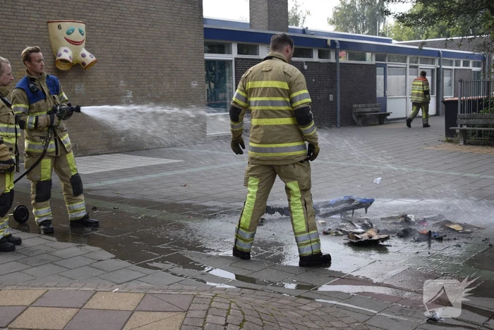 Personen stichten brand in container en rennen weg
