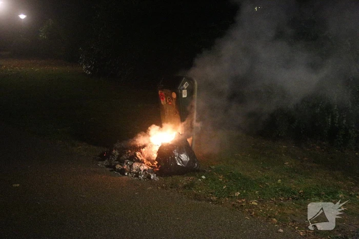 Brandweer blust brand bij prullenbak