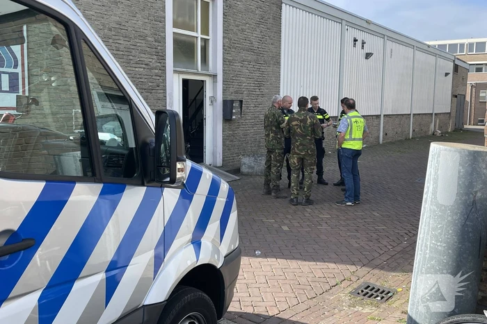 EOD onderzoekt mogelijke explosieve stoffen in bovenwoning