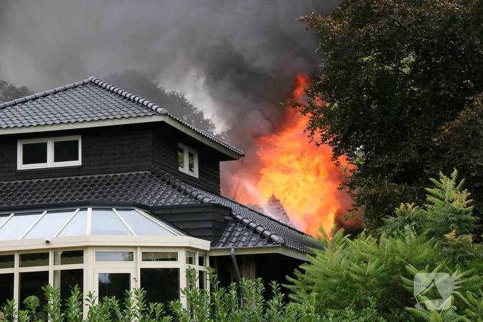 Uitslaande brand bij De Bowlingboerderij