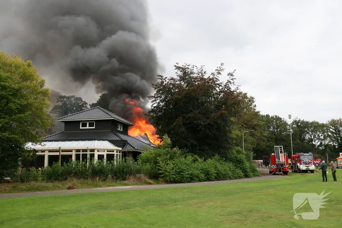 Uitslaande brand bij De Bowlingboerderij