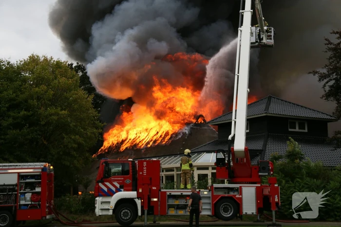 Uitslaande brand bij De Bowlingboerderij