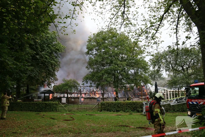 Uitslaande brand bij De Bowlingboerderij