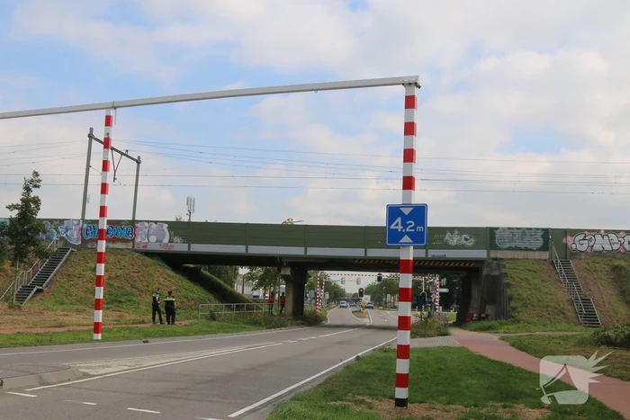 Te hoge vrachtwagen ramt spoorbrug