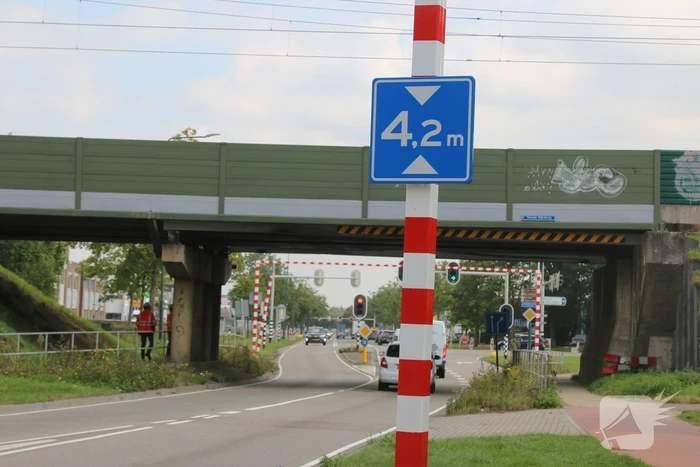 Te hoge vrachtwagen ramt spoorbrug
