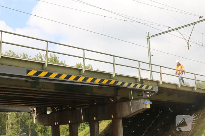 Te hoge vrachtwagen ramt spoorbrug