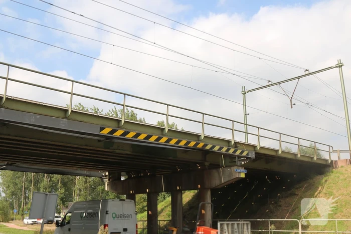 Te hoge vrachtwagen ramt spoorbrug