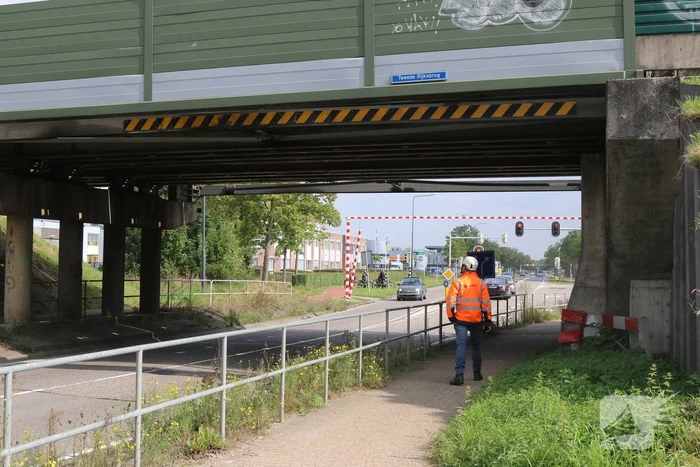 Te hoge vrachtwagen ramt spoorbrug