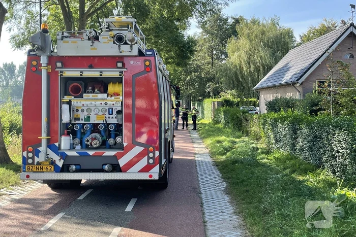 Automobilist vliegt van de weg belandt in tuin
