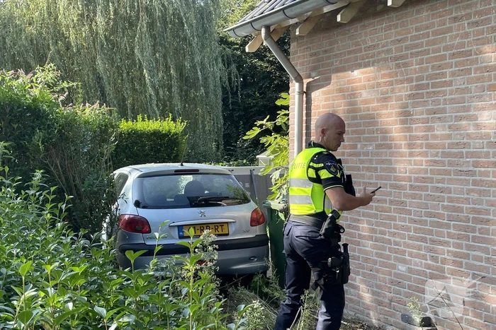 Automobilist vliegt van de weg belandt in tuin