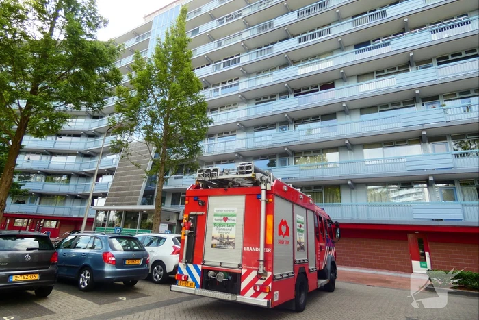 Brandweer redt kinderen uit lift van flatgebouw