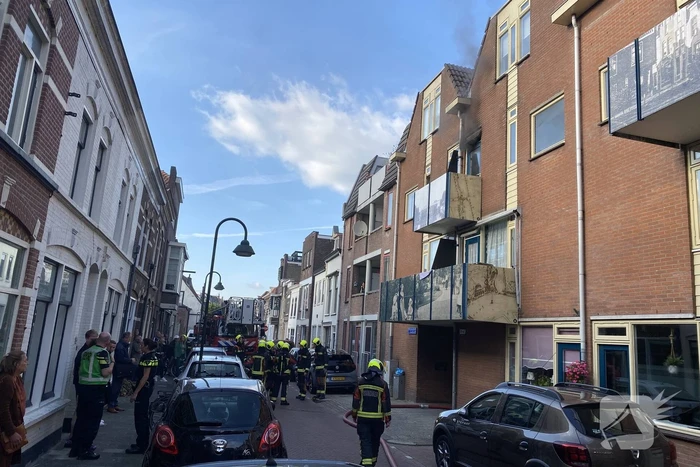 Zwarte rook bij brand in flatwoning