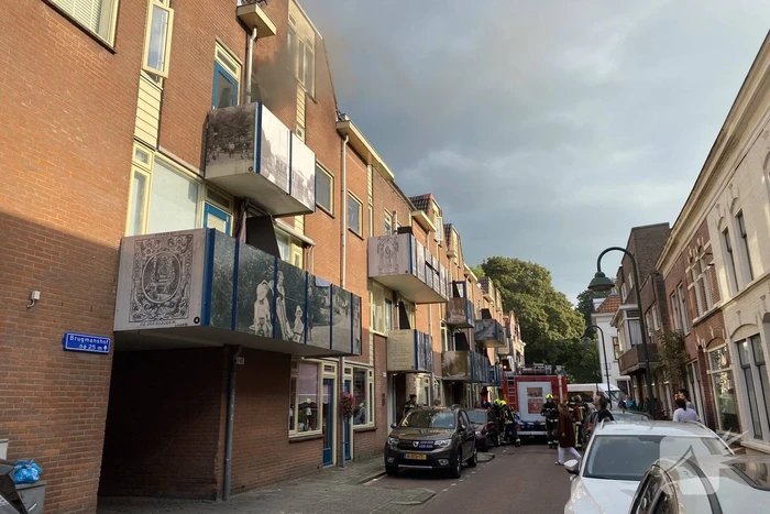 Zwarte rook bij brand in flatwoning
