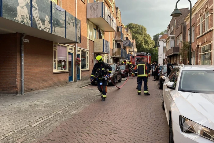 Zwarte rook bij brand in flatwoning