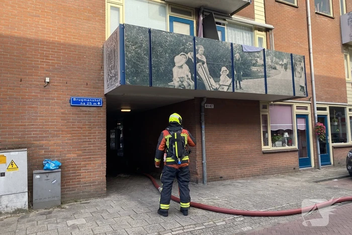 Zwarte rook bij brand in flatwoning