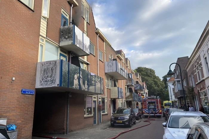 Zwarte rook bij brand in flatwoning