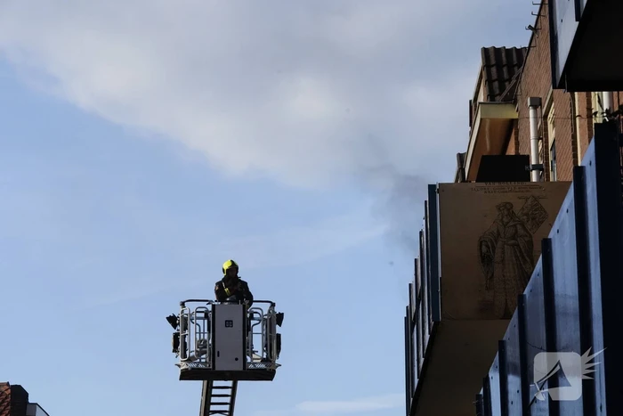Zwarte rook bij brand in flatwoning