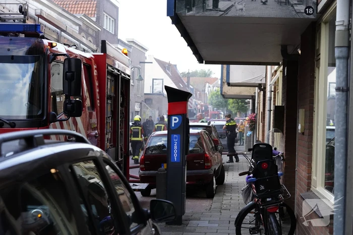 Zwarte rook bij brand in flatwoning