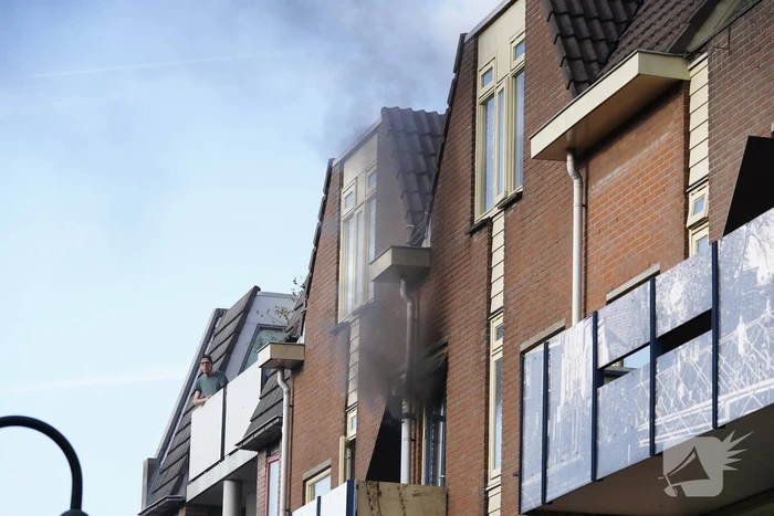 Zwarte rook bij brand in flatwoning