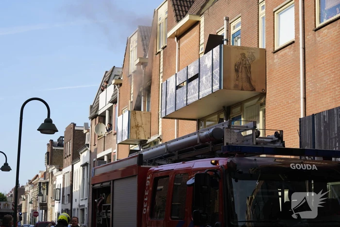Zwarte rook bij brand in flatwoning