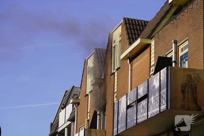 Zwarte rook bij brand in flatwoning
