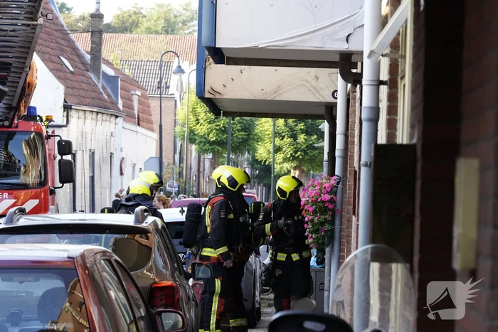 Zwarte rook bij brand in flatwoning