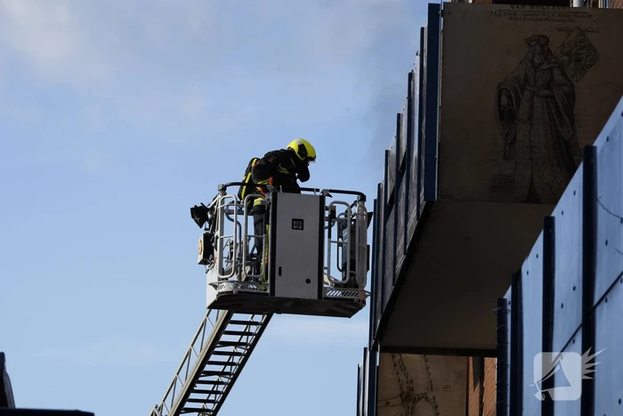 Zwarte rook bij brand in flatwoning