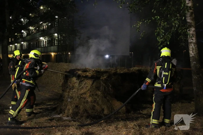 Brandweer blust brand in meerdere hooibalen