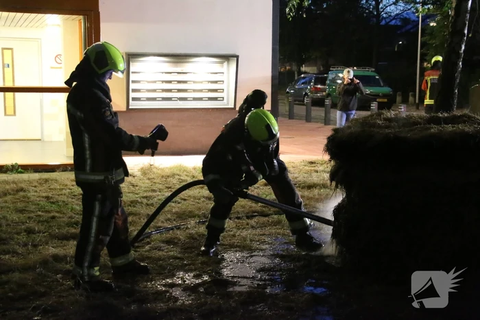 Brandweer blust brand in meerdere hooibalen