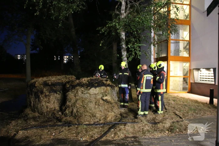 Brandweer blust brand in meerdere hooibalen